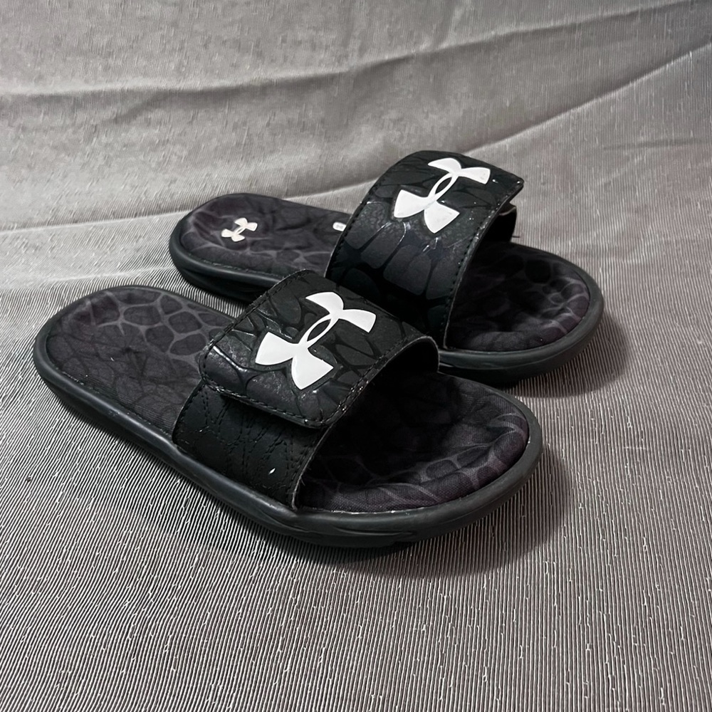 Under Armour black sandals / size 2Y